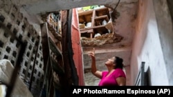 Mujeres en Cuba lidian con la escasez de alimentos, la falta de productos básicos y la represión del régimen
