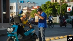 Un hombre llena su motocicleta con gasolina de un bidón de plástico en La Habana, Cuba (Foto AP/Ramon Espinosa)