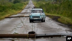 Una carretera llena de líneas eléctricas caídas tras el paso del huracán Rafael, en San Antonio de los Baños, Cuba. (Foto AP/Ramon Espinosa)