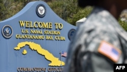 Esta fotografía revisada por el ejército estadounidense y tomada durante una visita escoltada muestra un cartel de bienvenida en el camino a la Estación Naval de EE. UU. en la Bahía de Guantánamo, Cuba, el 7 de abril de 2014.