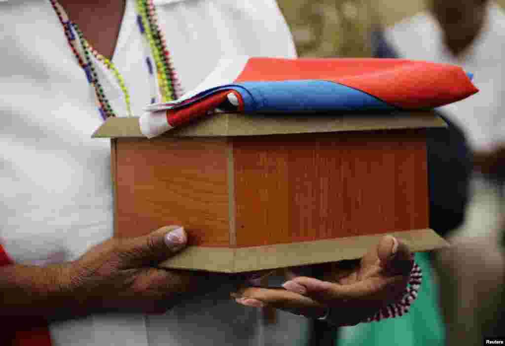 Reina Luisa Tamayo carga la urna con las cenizas de su hijo Orlando Zapata Tamayo, en La Habana el 8 de junio de 2011. REUTERS/Desmond Boylan