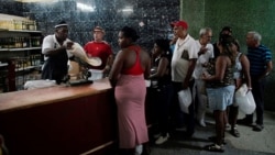 Consumidores esperan en fila para compar arroz en una tienda estatal en La Habana.
May 10, 2019. REUTERS/Alexandre Meneghini
