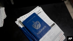 Imagen de pasaportes cubanos. (AP/Moisés Castillo).