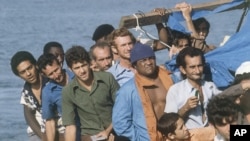 Un grupo de refugiados cubanos el 23 de abril de 1980. AP Photo/Jaques Langevin