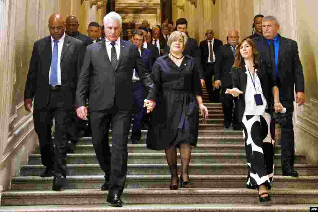 Detrás de su madre Lis Cuesta, en el Museo del Vaticano durante una visita oficial al Vaticano el 20 de junio de 2023. (Foto de Alejandro AZCUY / Presidencia cubana / AFP)