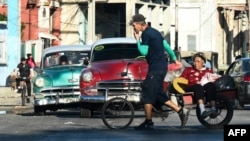 Un hombre cruza una intersección durante un apagón en La Habana, Cuba, el 4 de diciembre de 2024. (Yamil Lage/AFP)